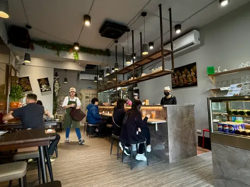 ▲去年底才剛開幕的「賽真船麵」，好口碑吸引不少人慕名而來。（圖／記者葉盛耀攝）