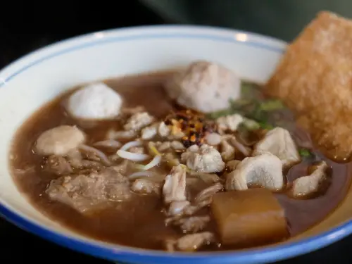 ▲泰國經典船麵的湯頭帶深黑色是因為加有大量香料，而在當地還習慣加入豬血或牛血，台灣人則大多不使用。（圖／記者葉盛耀攝）