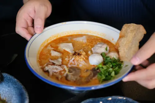 ▲酸辣船麵的湯頭，則是仿照泰式海鮮酸辣湯的滋味。（圖／記者葉盛耀攝）