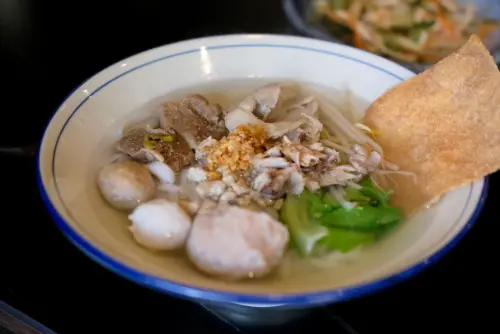 ▲原味船麵的湯頭，就是原本的清澈大骨湯頭。（圖／記者葉盛耀攝）