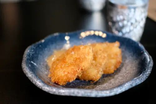 ▲金錢蝦餅裡頭有著蝦隻原型，吃起來滿是蝦鮮與香氣。（圖／記者葉盛耀攝）