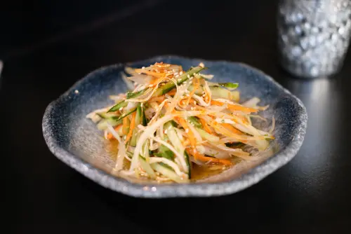 ▲青木瓜沙入口酸甜，但是辣味的後座力很強。（圖／記者葉盛耀攝）