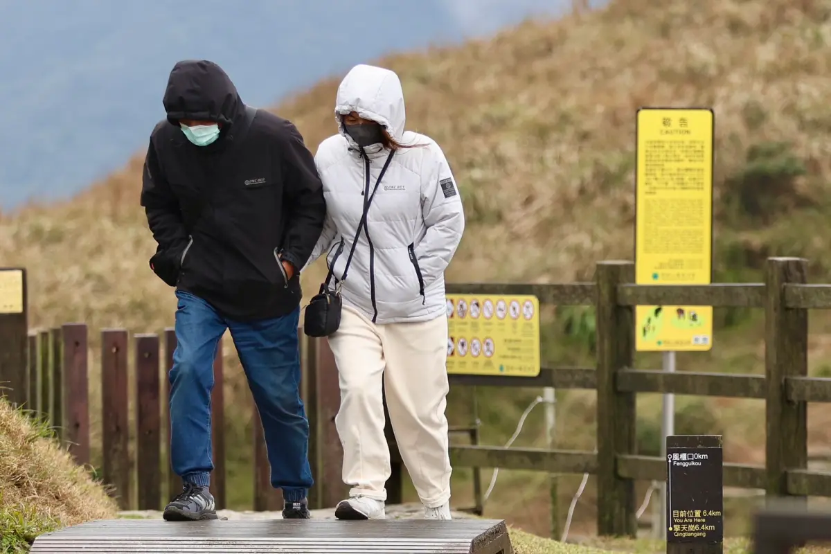 厚外套拿出來！強冷空氣發威「暴跌14度低溫」 北台灣炸雨紅一片