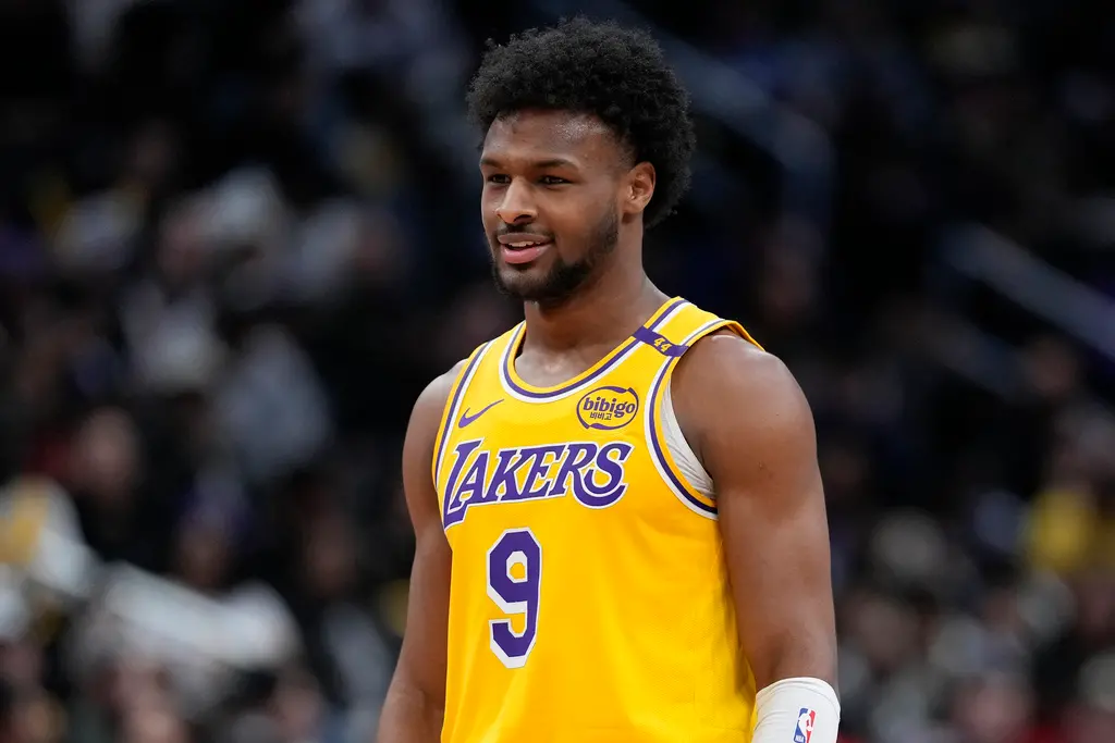 ▲洛杉磯湖人隊新秀、「詹皇」LeBron James之子Bronny James在比賽之中完成一次華麗的「滑翔飛扣」，不過降落時稍微有些驚險，他重摔在地，所幸沒有大礙。（圖／美聯社／達志影像）