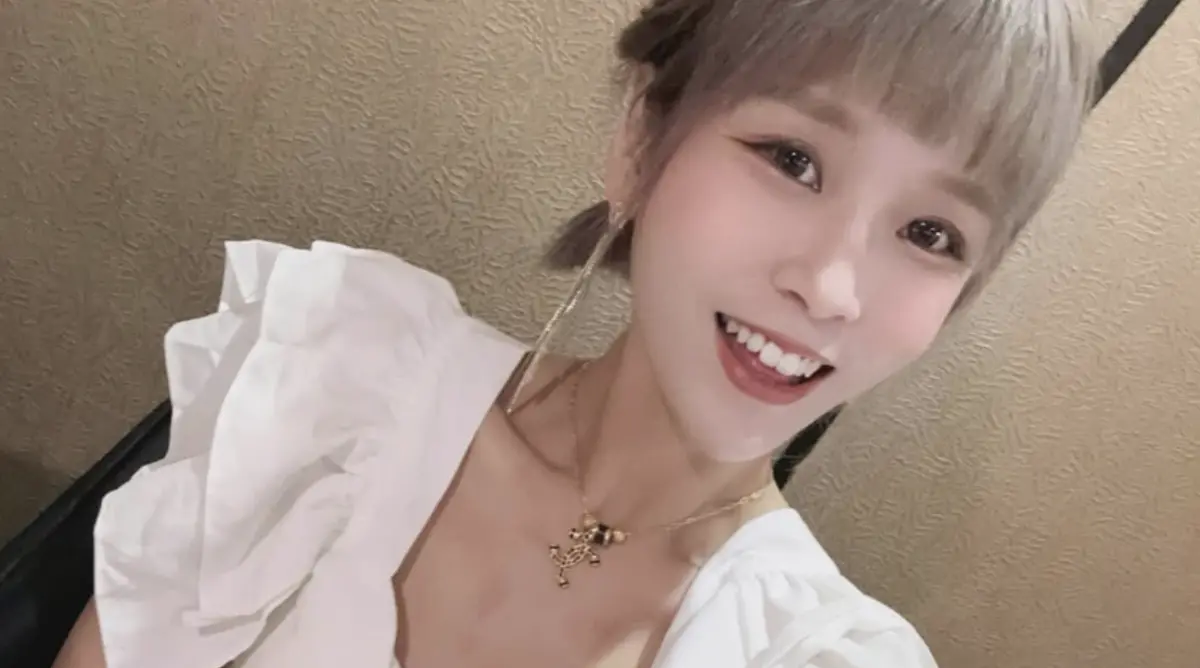 ▲直播天后丟丟妹（李明珊；如圖）去年3月與男友Tommy開車外出，他遭當街痛毆，丟丟妹因此腦震盪，行凶者供稱受人以30萬代價製造假車禍，對此，丟丟妹經紀人代為回應：「與對方素不相識，已交由律師繼續上訴中。」（圖／翻攝自丟丟妹臉書）