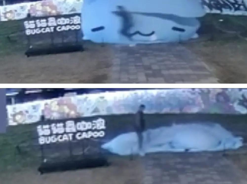 ▲監視器拍到男子拿利器跑著繞咖波氣偶一圈，咖波當場被開膛剖肚，接著他還踩了塑膠布幾下才離開。（圖／讀者提供，2025.02.08）