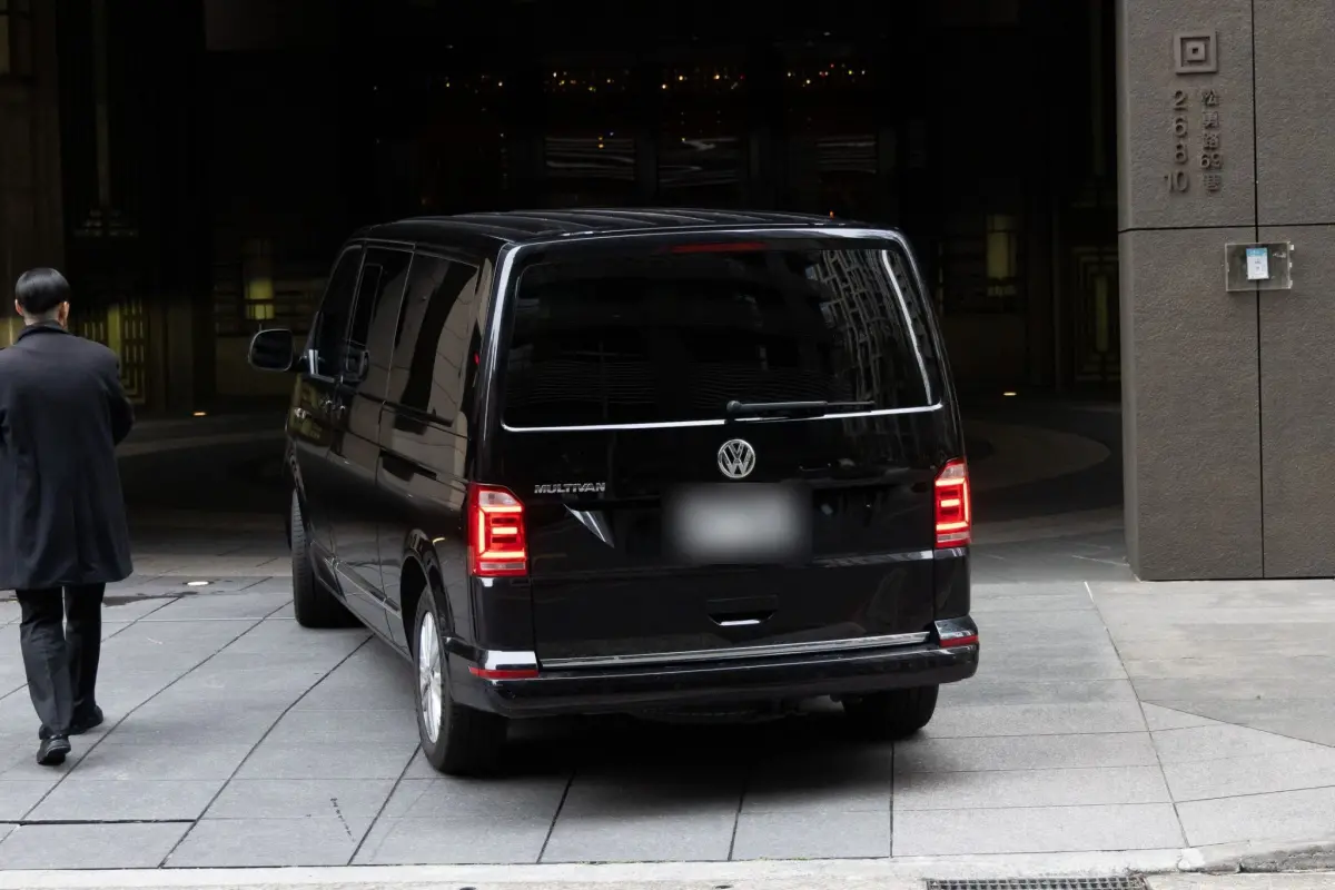 ▲下午2點多寬姐（邱瓈寬）乘坐箱型車進入豪宅。（圖／記者黃彥凱拍攝）