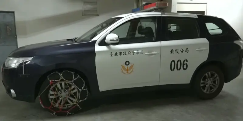 ▲警車加裝雪鏈。（圖／今日新聞攝影中心）