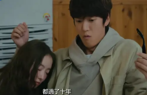 ▲羅人友（右）化身暖萌「熊系男友」，一句深情告白讓觀眾直呼：「這樣的男友請來一打！」（圖／翻攝自friDay影音 Youtube）