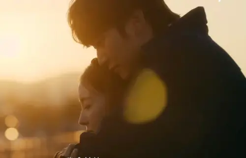 ▲青梅竹馬的重逢是否能夠重燃愛火？12年後的相遇，讓這段未完成的初戀有了新契機！（圖／翻攝自friDay影音 Youtube）