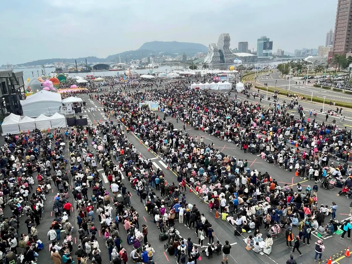 ▲高雄市政府觀光局今、明兩日（2月8日、2月9日）於高雄流行音樂中心旁的18號碼頭，發放「吉伊卡哇」小提燈。據傳，發放時間為下午4點，但是一早就有人排隊，現場人數看起來密密麻麻，初估可能有萬人。（圖／「高雄美食走跳-刁嘴公主」提供）