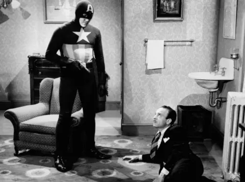 ▲最早的《美國隊長》電影是黑白的連續短片集,在台灣與上海都曾上映,片名為《無敵大探長》,卻將漫畫原作改得幾乎面目全非。(圖/摘自IMDb) ▲最早的《美國隊長》電影是黑白的連續短片集,在台灣與上海都曾上映,片名為《無敵大探長》,卻將漫畫原作改得幾乎面目全非。(圖/摘自IMDb)