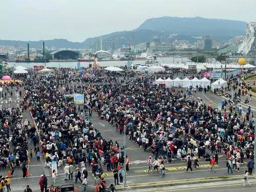 ▲18號碼頭擠滿密密麻麻的人潮。（圖／「高雄美食走跳-刁嘴公主」提供）