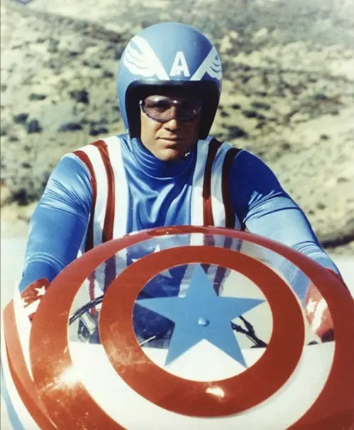 ▲瑞伯布朗主演的《美國隊長》電視電影收視不佳,後續拍影集的計畫也取消。(圖/摘自IMDb) ▲瑞伯布朗主演的《美國隊長》電視電影收視不佳,後續拍影集的計畫也取消。(圖/摘自IMDb)