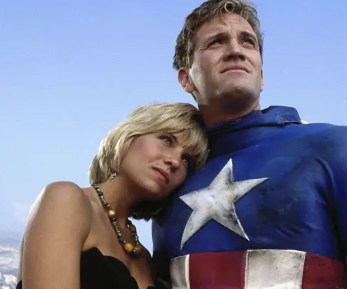 ▲《麥田捕手》作者之子麥特沙林傑(右),在電影《閃電威龍》扮演美國隊長史蒂夫羅傑斯,片子成績不佳,反應也很冷淡。(圖/摘自IMDb) ▲《麥田捕手》作者之子麥特沙林傑(右),在電影《閃電威龍》扮演美國隊長史蒂夫羅傑斯,片子成績不佳,反應也很冷淡。(圖/摘自IMDb)