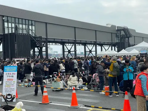 ▲從另一角度看，也是滿是排隊人群，皆是為了吉伊卡哇提燈。（圖／「高雄美食走跳-刁嘴公主」提供）