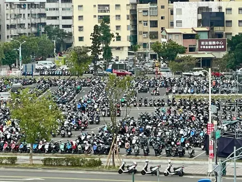 ▲場地一旁的停車場，機車與汽車數量同樣也是爆了出來。（圖／「高雄美食走跳-刁嘴公主」提供）