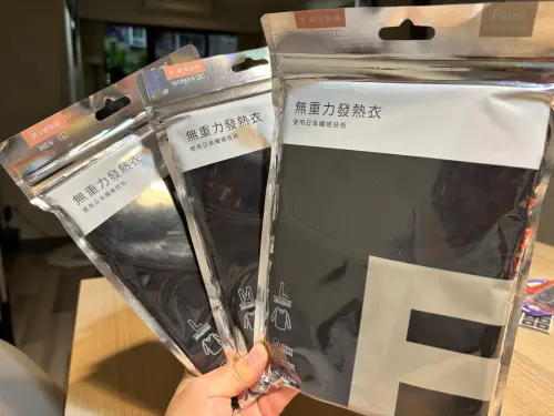 ▲雖然貨架上沒有特別標示，但女款黑色無重力發熱衣結帳一件只要132元、南款無重力發熱衣5折，一件220元。（圖／記者徐銘穗攝）