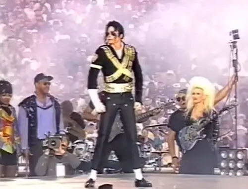 ▲麥可傑克森在1993年登上超級盃中場秀舞台，至今這段表演仍被視為經典。（圖／UNIVERSO BITCOIN YouTube）