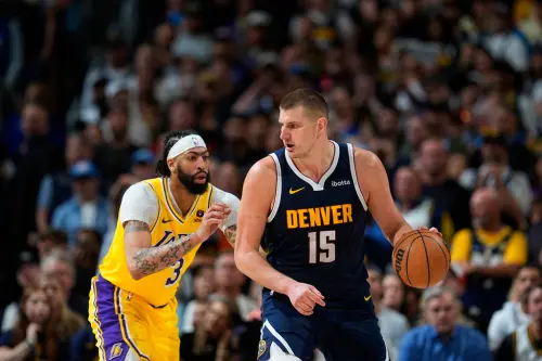 Anthony Davis對位Nikola Jokic等明星長人的能力,是達拉斯獨行俠對他感興趣的原因。 ▲Anthony Davis對位Nikola Jokic等明星長人的能力,是達拉斯獨行俠對他感興趣的原因。(圖/美聯社/達志影像)