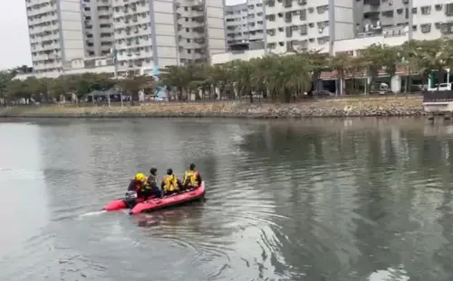 ▲高雄發生7旬婦人連環分屍案,專案小組今(8)日在前鎮河持續打撈,陸續打撈到10多塊身體組織及黑色袋子,身分待鑑識。(圖/記者郭凱杰翻攝) ▲高雄發生7旬婦人連環分屍案,專案小組今(8)日在前鎮河持續打撈,陸續打撈到10多塊身體組織及黑色袋子,身分待鑑識。(圖/記者郭凱杰翻攝)