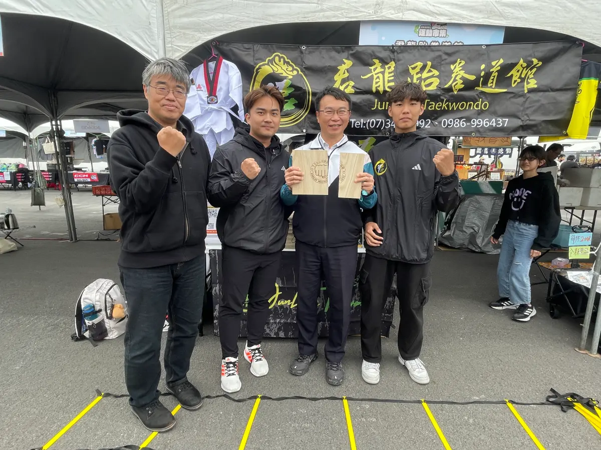 ▲冬日遊樂園親子運動派對今(8)、明兩天舉行，高雄市副市長李懷仁也到場支持今天的活動，體驗闖關遊戲。（圖／高市府提供）