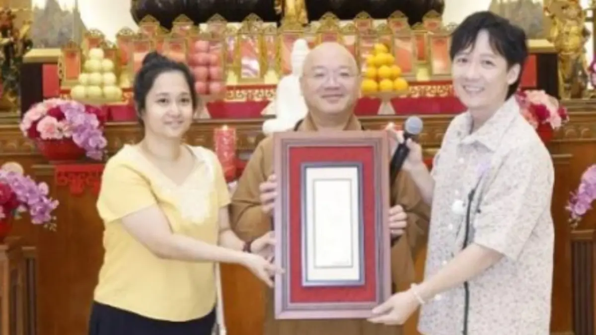 ▲以經典歌曲〈對面的女孩看過來〉走紅的馬來西亞歌手阿牛（右）結婚了，婚禮的證婚人是台灣佛光山的心保和尚。（圖／翻攝《星洲網》）