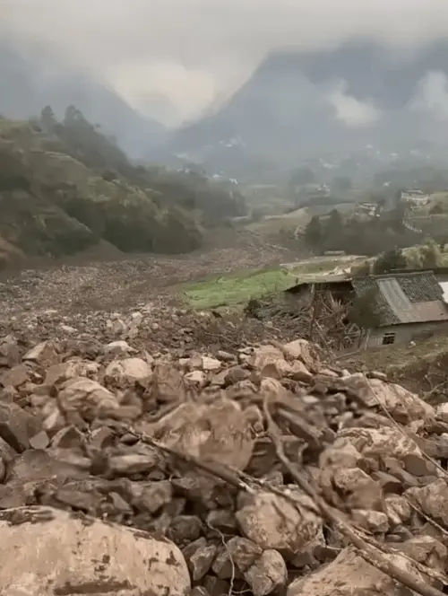 ▲中國四川省宜賓市筠連縣沐愛鎮金坪村，今（8）日上午11點50分左右發生山崩。（圖／翻攝自微博）