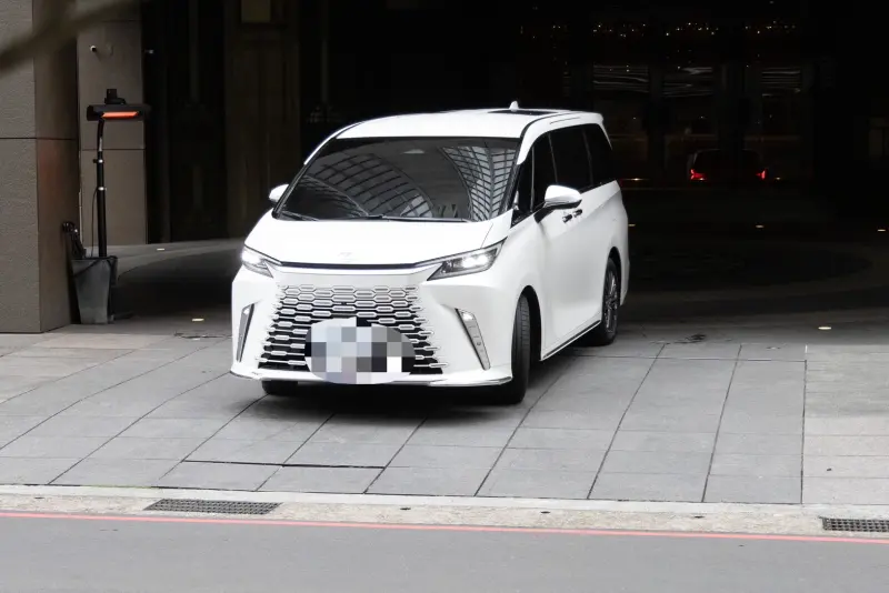 ▲藝人邱瓈寬今（8）日下午現身大S家弔唁，而到了傍晚時分，S媽、小S、許雅鈞、Makiyo及阿雅等人陪伴大S度過頭七後，乘坐要價459萬元的保母車離開大S家。（圖／記者黃彥凱攝影）