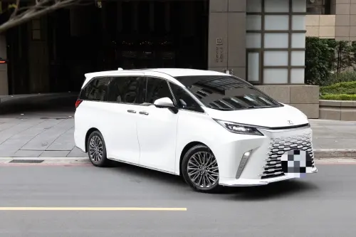 ▲S媽、小S、許雅鈞、閨密Makiyo和阿雅等親友傍晚時分離開大S家。（圖／記者黃彥凱攝影）