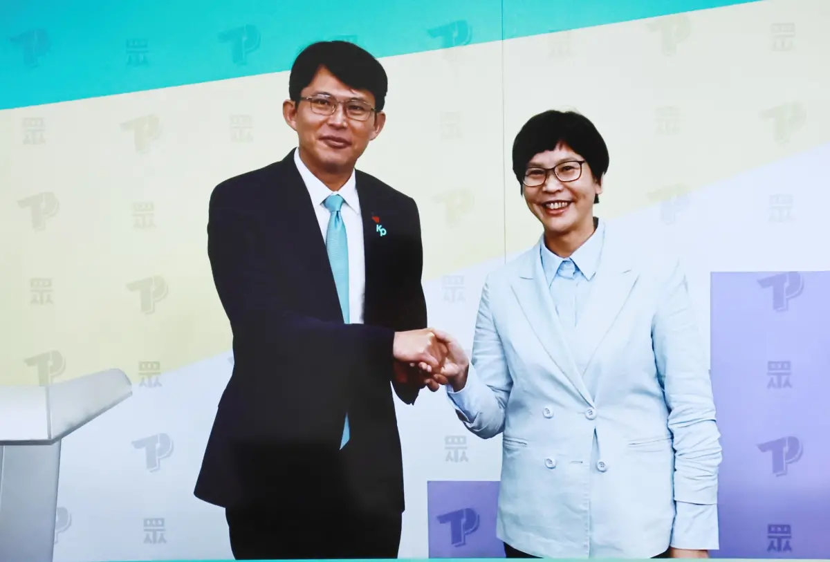 ▲民眾黨主席候選人黃國昌、蔡壁如在政見發表會前握手致意。（圖／記者吳翊緁攝，2025.02.08）