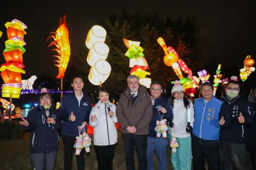 韓國瑜沒到台中看「醜美女媧」?盧秀燕爆料:陪她過生日更重要 ▲盧秀燕與立法院副院長江啟臣、波蘭大使等貴賓一起逛中台灣燈會。(圖/台中市政府提供,2025.02.08)