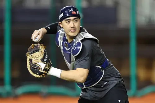 經典賽資格賽中華隊捕手高宇杰繼2019年12強、2023年經典賽,個人第3次入選一級賽事國家隊,高宇杰坦言即便擁有大賽經驗,入選國家隊還是會緊張。面對加大壘包,高宇杰認為傳球阻殺或許會受到影響,但在攻擊端,高宇杰笑說,由於自己腳程不快,也不會因此更想要盜壘。(圖/中職提供) ▲經典賽資格賽中華隊捕手高宇杰繼2019年12強、2023年經典賽,個人第3次入選一級賽事國家隊,高宇杰坦言即便擁有大賽經驗,入選國家隊還是會緊張。面對加大壘包,高宇杰認為傳球阻殺或許會受到影響,但在攻擊端,高宇杰笑說,由於自己腳程不快,也不會因此更想要盜壘。(圖/中職提供)