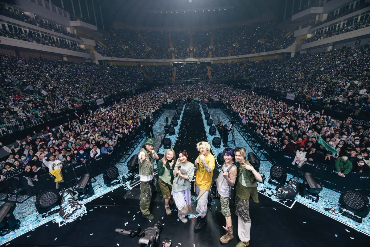 ▲YOASOBI成員ikura（幾田莉拉）忘記台北小巨蛋有《阿妹條款》不能跳，唱到忘我叫歌迷「JUMP」笑場尖叫。（圖／好玩國際文化）