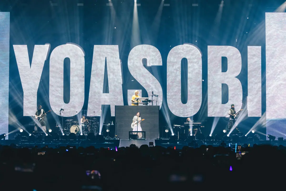 ▲YOASOBI小巨蛋演唱會HIGH翻天，粉絲送上手電筒燈海驚喜，Ayase、ikura（幾田莉拉）超開心。（圖／好玩國際文化）