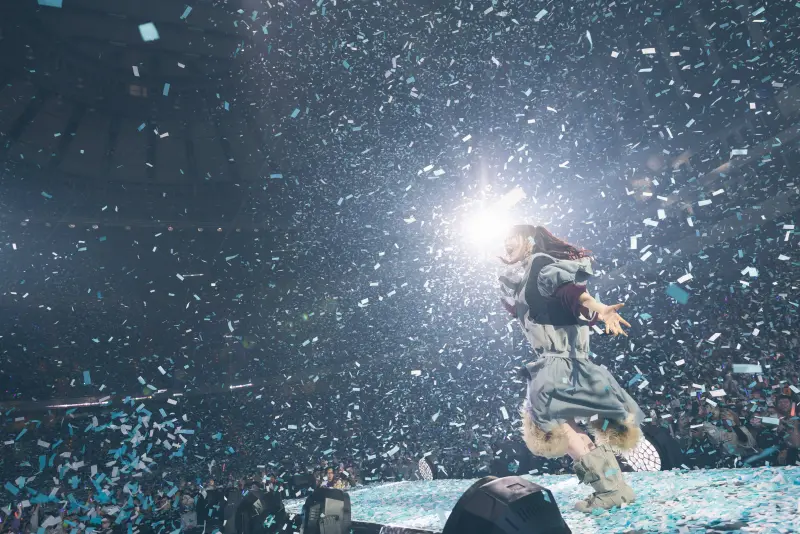 ▲YOASOBI台北小巨蛋演唱會上，ikura（幾田莉拉）對於有60萬名台灣歌迷喜歡他們，直呼感動到快哭了。（圖／好玩國際文化）