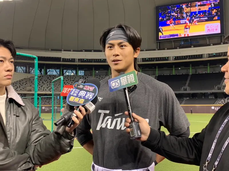 ▲現階段被稱為是「台灣呂帥」的呂詠臻，初次入選國家隊，他表示收到通知當下非常開心，「心裡很激動，可以跟大家一起訓練比賽。」日前以朱育賢的FA補償球員，從「味全呂帥」變成「樂天呂帥」，呂詠臻說感覺五味雜陳，「捨不得前隊友，但很謝謝樂天球團給我肯定，很捨不得但也很開心。」（圖／記者陳柏翰攝）