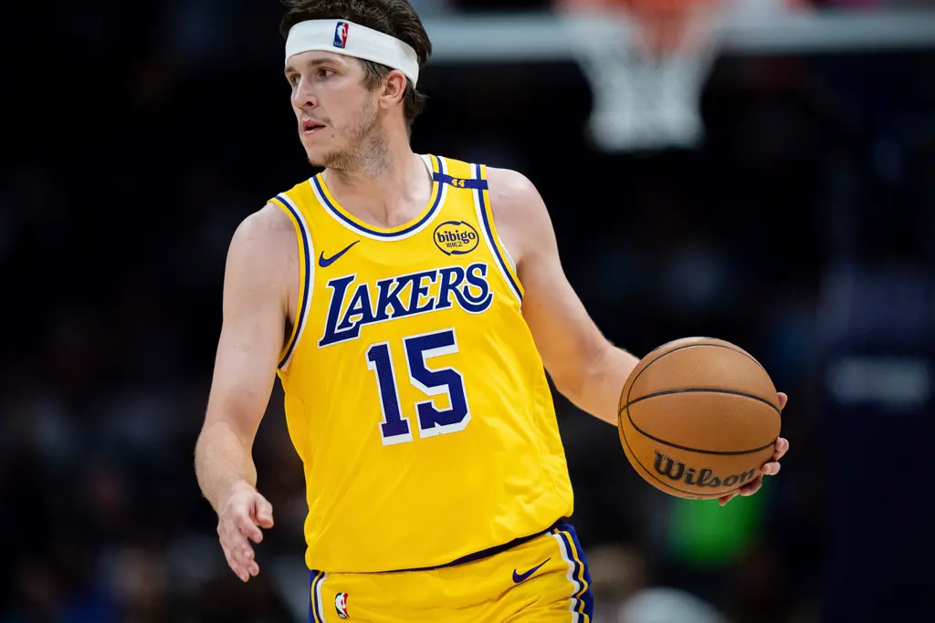 ▲湖人124：117溜馬，Reaves狂攻生涯新高45分，另得7籃板與7助攻，連場邊看球的Doncic都笑開懷，讚賞新隊友表現。（圖／美聯社／達志影像）