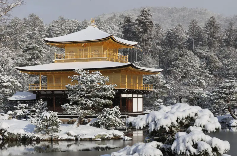 ▲京都金閣寺屋頂積雪，出現「雪化妝」景象。（圖／美廉社／達志影像）