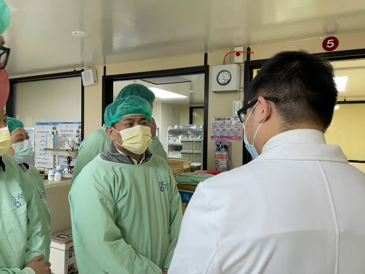 ▲洪申翰8日傍晚前往新竹台大探視職災勞工，聽取新竹台大醫院醫師說明傷者診治情形。（圖／勞動部提供）