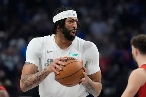 ▲有關Anthony Davis記者Shams Charania說道：「Davis的腹股溝有些疼痛，但並不嚴重。獨行俠將等到今晚過後，明天再確認Davis的傷勢是否變嚴重。」（圖／美聯社／達志影像）