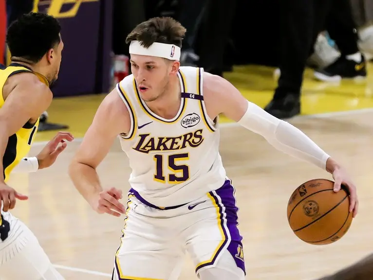 ▲湖人124：117溜馬，Reaves狂攻生涯新高45分，另得7籃板與7助攻，連場邊看球的Doncic都笑開懷，讚賞新隊友表現。（圖／美聯社／達志影像）