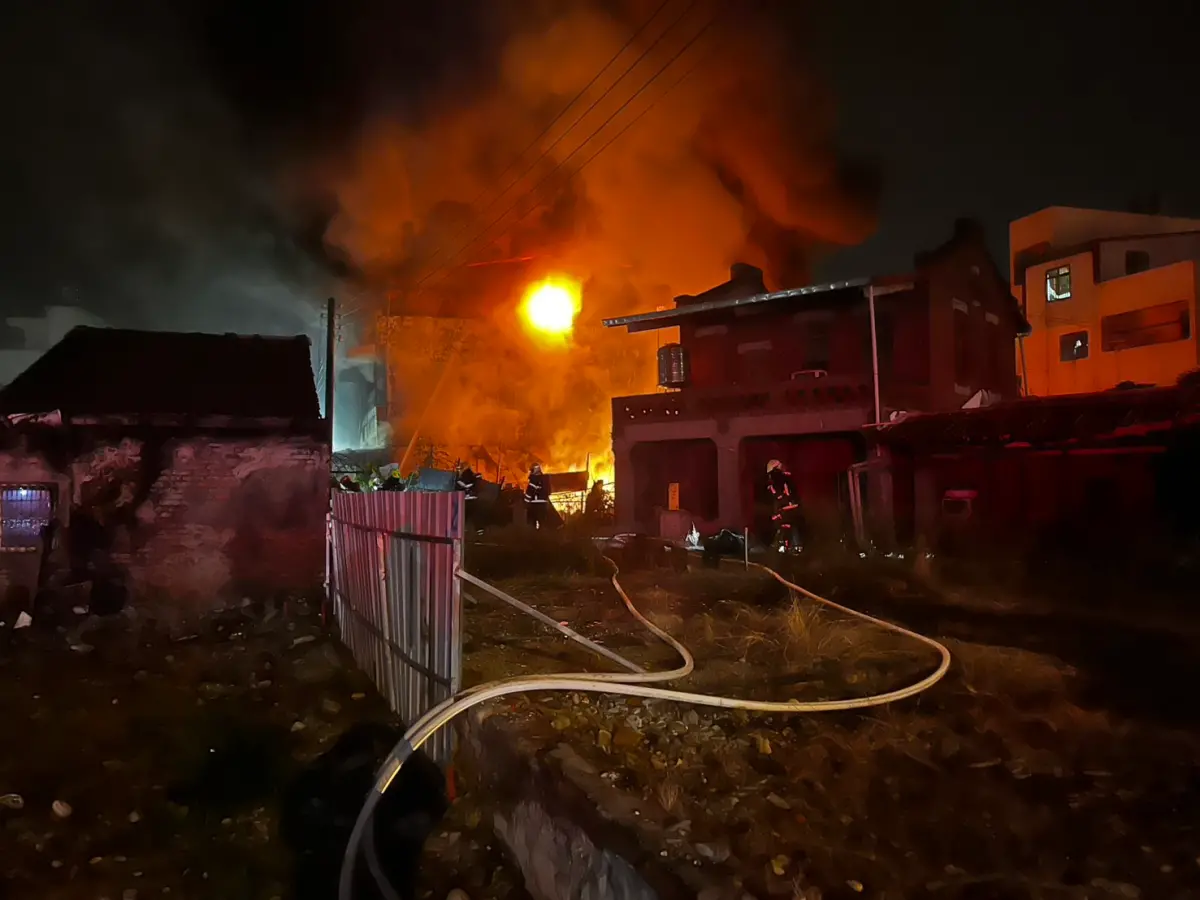 ▲屏東市清白巷一處住宅今凌晨發生火警。（屏東縣消防局提供）