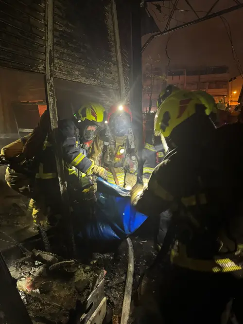 ▲3時40分火勢被控制，警消於客廳搜尋到一具男性大體。（屏東縣消防局提供）