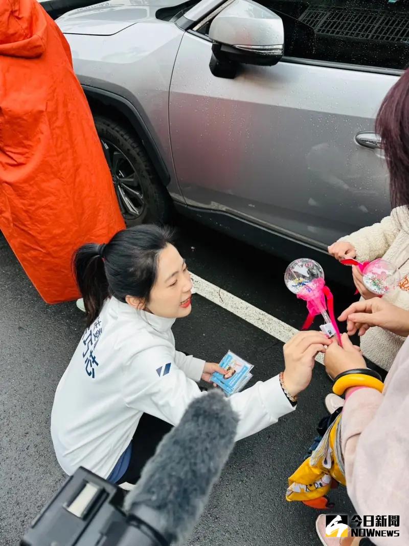 ▲國民黨立委徐巧芯遇到小孩親切蹲下送仙女棒。（圖／記者朱永強攝，2025.02.09）