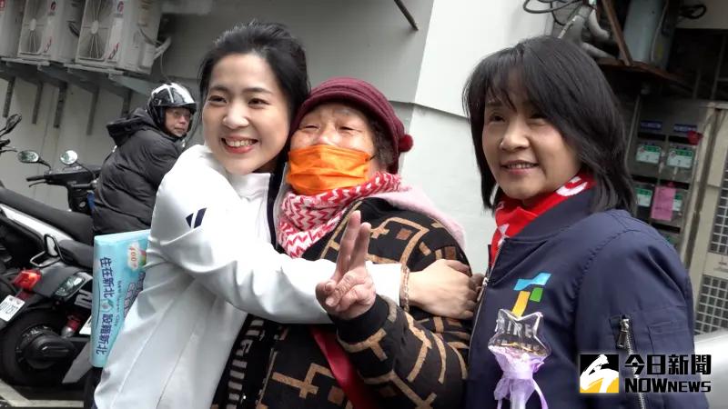 ▲國民黨立委徐巧芯熱情和選民擁抱合照。（圖／記者朱永強攝，2025.02.09）
