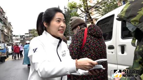 ▲國民黨立委徐巧芯元宵節前夕到永春里送仙女棒。（圖／記者朱永強，2025.02.09）