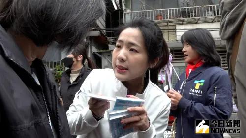 ▲國民黨立委徐巧芯元宵節前夕到永春里送仙女棒。（圖／記者朱永強，2025.02.09）