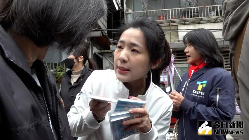 ▲國民黨立委徐巧芯和選民交流。（圖／記者朱永強攝，2025.02.09）