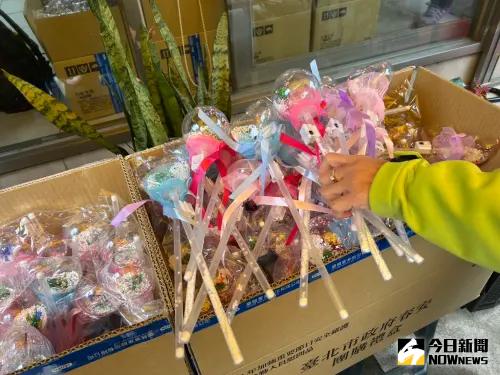 ▲國民黨立委徐巧芯元宵節前夕到永春里送仙女棒。（圖／記者朱永強，2025.02.09）